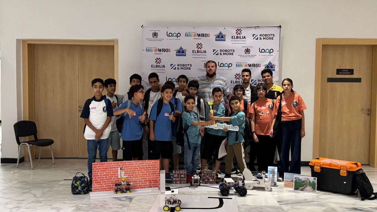 Élèves du Centre Ibda3 lors d'une compétition de robotique